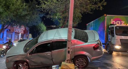 Aparatoso accidente en Avenida Reforma  deja autos dañados; el responsable huyó