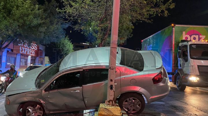 Aparatoso accidente en Avenida Reforma  deja autos dañados; el responsable huyó