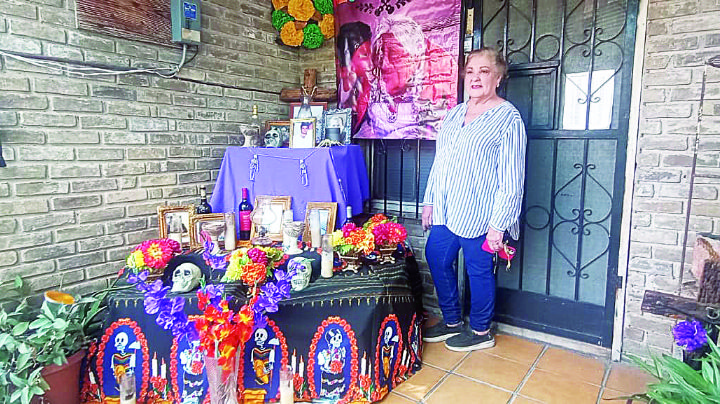 Ve la muerte de otra forma; pone altar en su casa y honra a su hijo y familiares