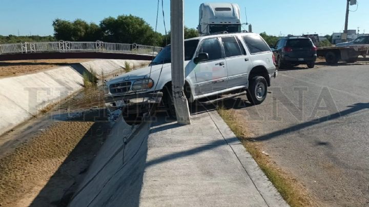 Hombre choca contra poste en la Colonia Los Fresnos; evitó caer con su auto al arroyo