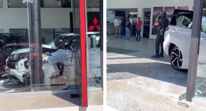 Mujer choca autos nuevos y atropella personas sin salir de la agencia... y no compró nada | VIDEO