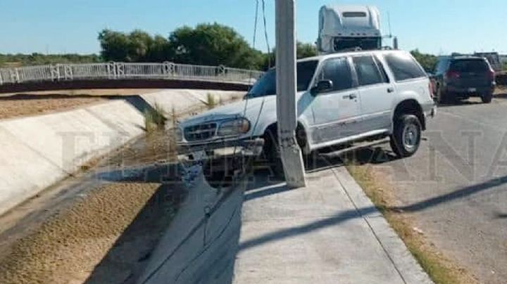 Ford Explorer estuvo a punto de caer al arroyo en Los Fresnos; poste de luz lo salva de morir