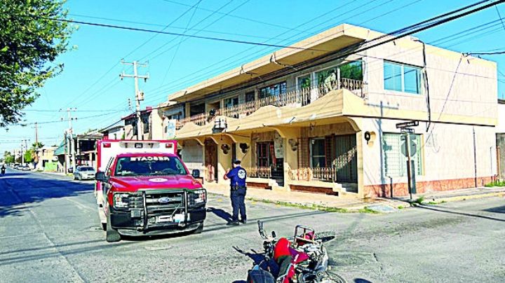 Motociclista se estrella brutalmente con camioneta en el centro de Nuevo Laredo; quedó lesionado