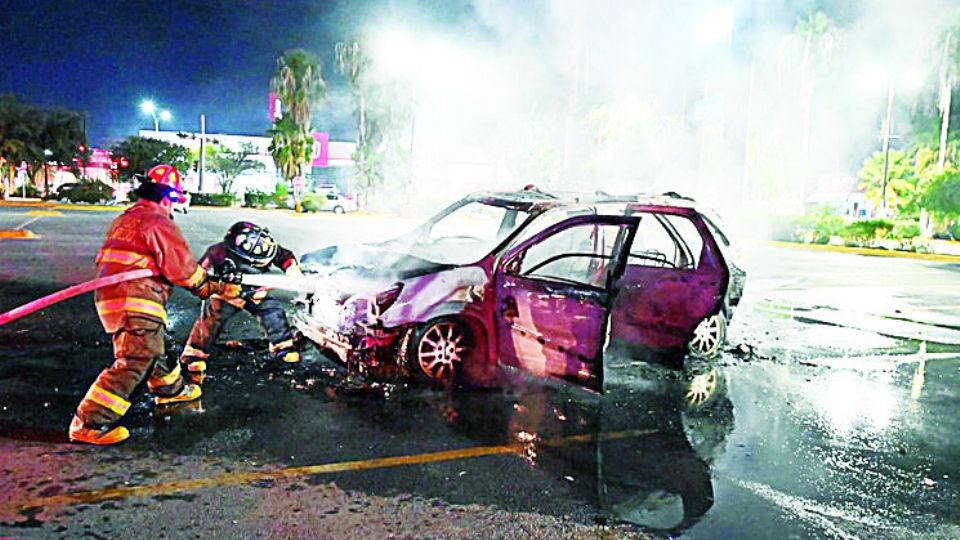 Los bomberos combatieron arduamente el fuego, pero la camioneta se consumió en su totalidad