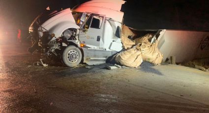 Se salva de milagro: tráiler vuelca aparatosamente en el Libramiento Mex 2; chofer se queda dormido