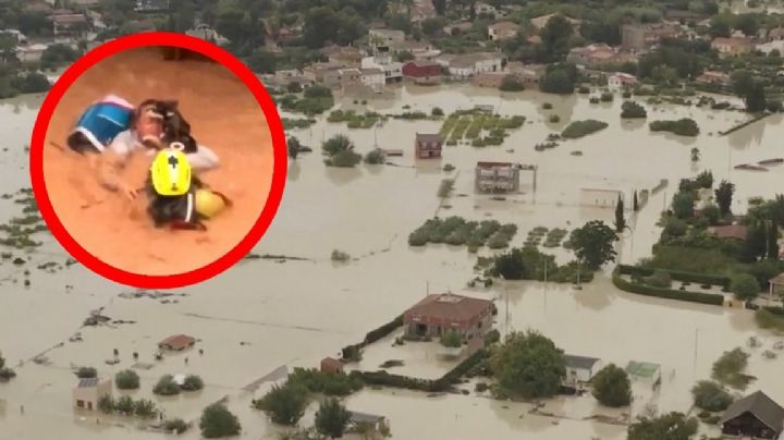 MOMENTO EXACTO en el que bombero rescata a mujer y su perrito de morir ahogados