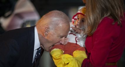 Biden 'muerde' a bebés en la Casa Blanca: ¿un Halloween divertido o algo más? | VIDEO