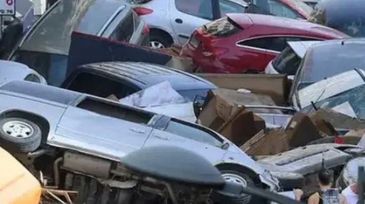 Buscan cadáveres en autos, escombros y edificios en España tras inundaciones; reportan 155 muertos