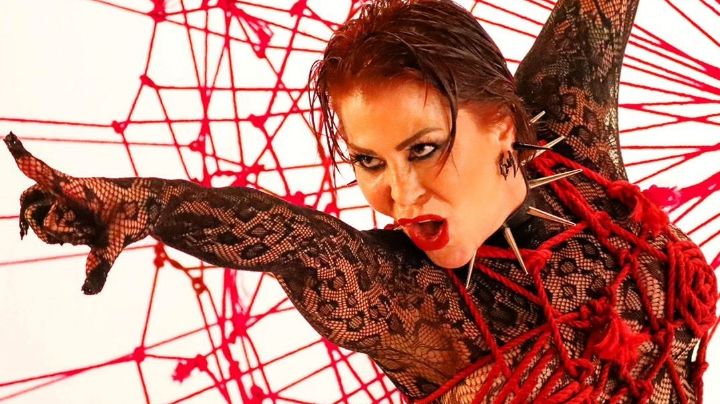 Alejandra Guzmán sufre caída tras huir de la prensa en aeropuerto; ¿cuál es su estado de salud? | VIDEO