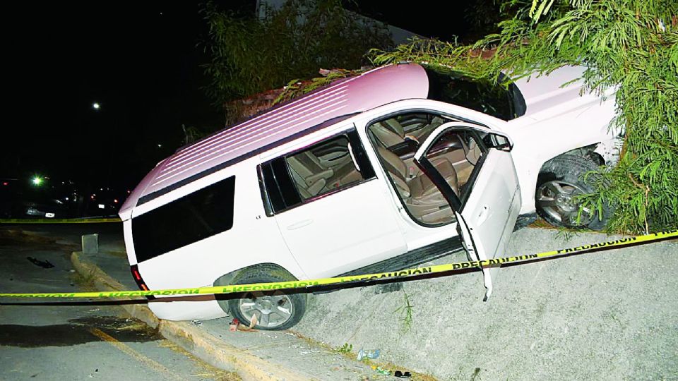 Al final la camioneta quedó trepada en una pared en el Bulevar Colosio