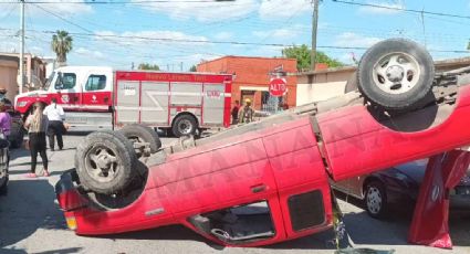 Fuerte accidente en la colonia Viveros; vuelca camioneta y conductor sale proyectado