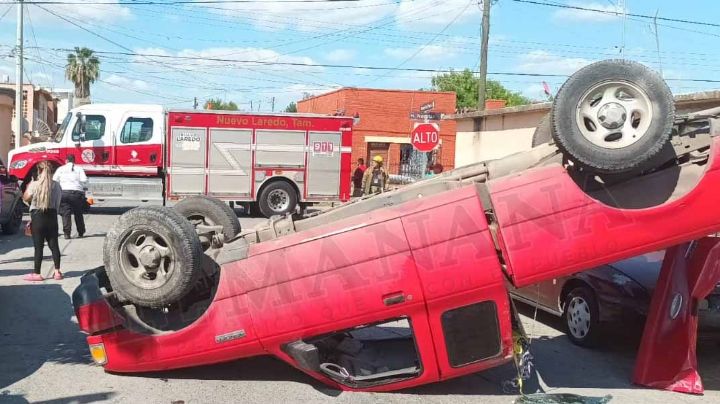 Fuerte accidente en la colonia Viveros; vuelca camioneta y conductor sale proyectado