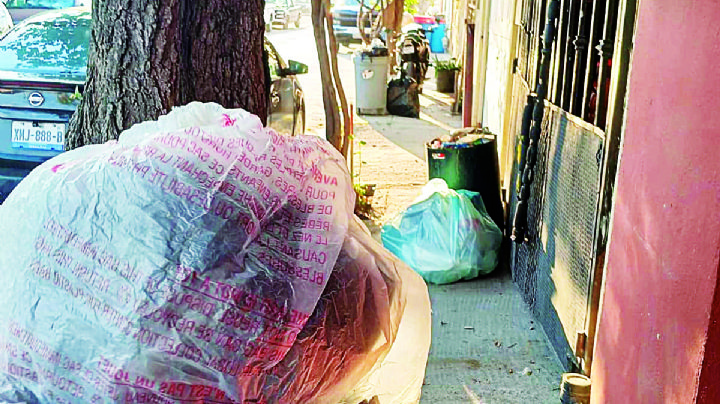 Deja Veolia que basura se desborde en las casas