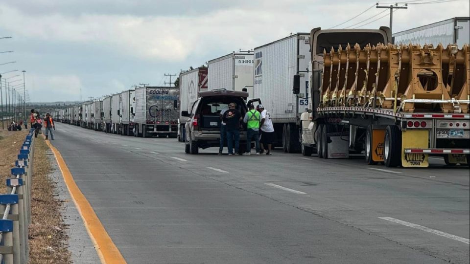 Filas kilométricas en Nuevo Laredo