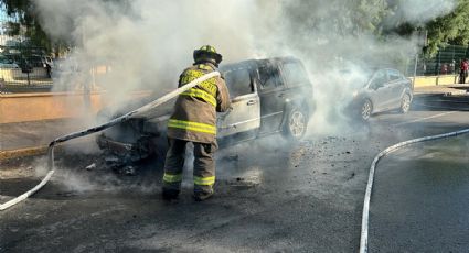 Llamas infernales arrasan con camioneta afuera del Parque Viveros; bomberos evitan tragedia