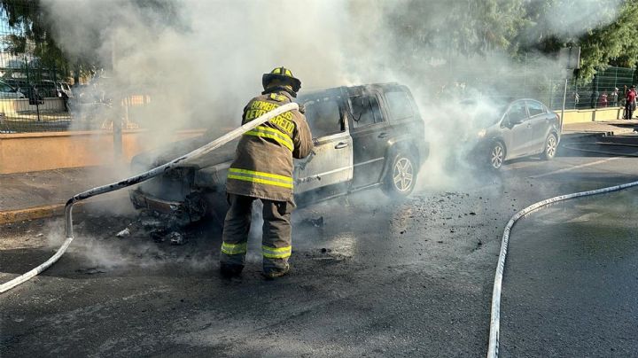 Llamas infernales arrasan con camioneta afuera del Parque Viveros; bomberos evitan tragedia