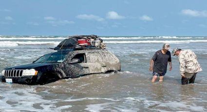 Paseaban con su Jeep en playa de Tamaulipas, pero la marea los jala mar adentro