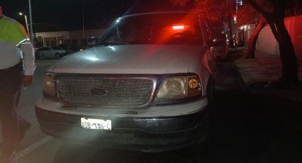 Mujer no le calcula bien y le pega por detrás a un auto en la colonia Juárez; ahora tendrá que pagar