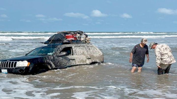 Paseaban con su Jeep en playa de Tamaulipas, pero la marea los jala mar adentro