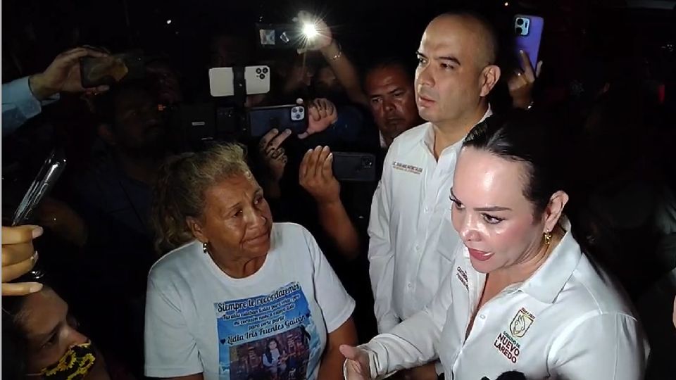 La presidenta municipal durante el diálogo con manifestantes.