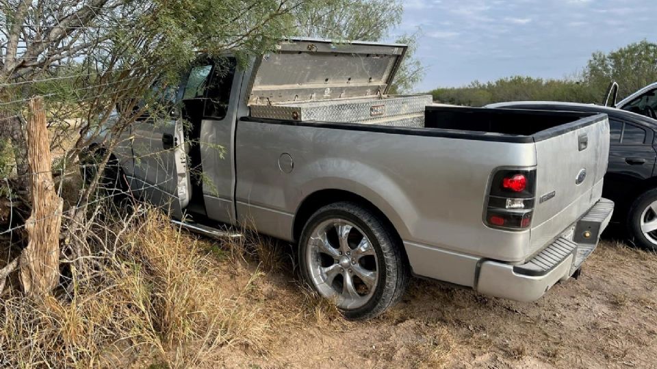 En lugar de hacer el alto, el sospechoso aceleró y salió de la carretera, derribando cercas de púas en su intento por huir