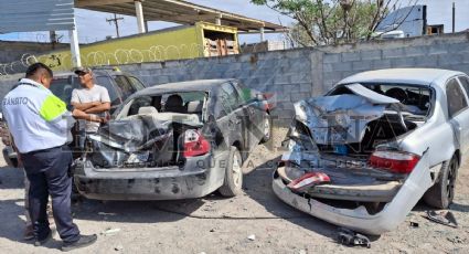 Brutal choque a la altura del Aeropuerto de Nuevo Laredo; se llevan de encuentro a autos estacionados