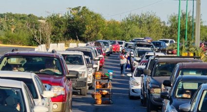 Neolaredenses abarrotan el Puente Internacional Dos; las filas llegaban hasta la calle Hidalgo