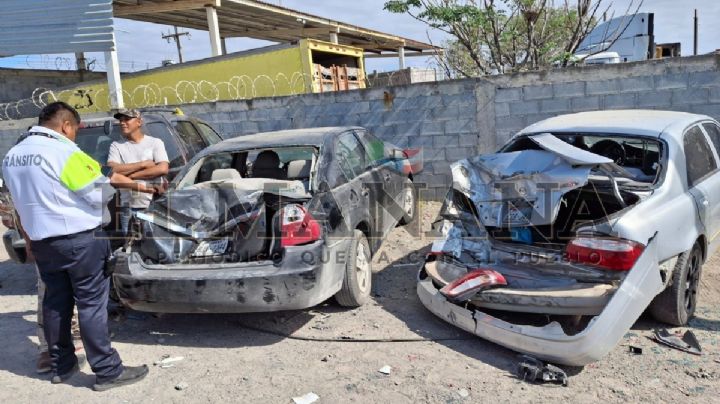 Brutal choque a la altura del Aeropuerto de Nuevo Laredo; se llevan de encuentro a autos estacionados