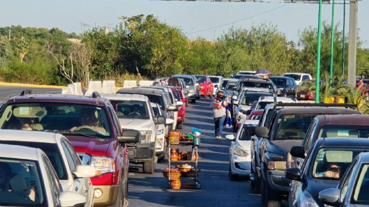 Neolaredenses abarrotan el Puente Internacional Dos; las filas llegaban hasta la calle Hidalgo