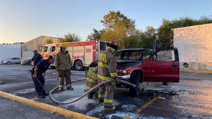 Camioneta se incendia en HEB de Nuevo Laredo y causa pánico