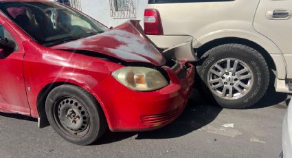 Jovencita choca contra dos camionetas estacionadas en Nuevo Laredo; no se mantuvo sobre su carril