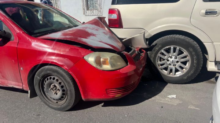 Jovencita choca contra dos camionetas estacionadas en Nuevo Laredo; no se mantuvo sobre su carril