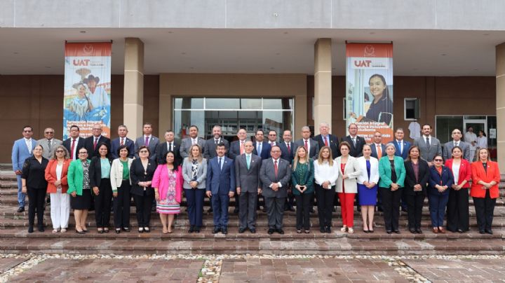 Rector de la UAT entrega equipamiento de vehículos a las facultades de la zona sur