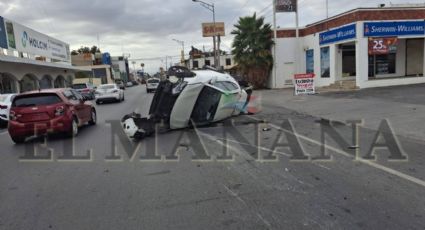 Camioneta choca y termina volcada en la Guerrero; testigos afirman que la manejaba una mujer