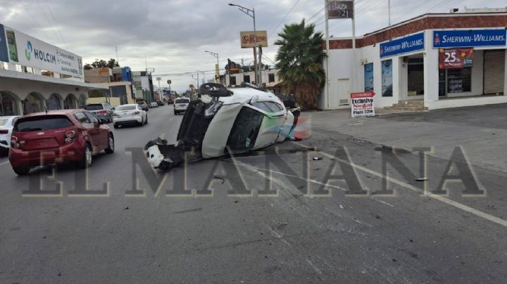 Camioneta choca y termina volcada en la Guerrero; testigos afirman que la manejaba una mujer