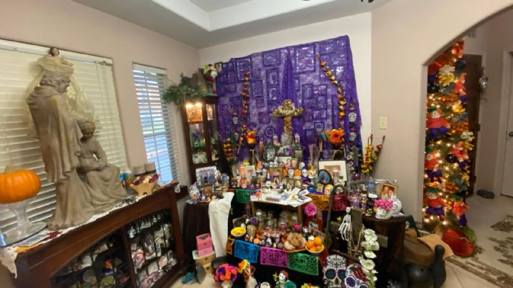 Profesora de Laredo comparte tradicionalmente hermoso altar de muertos