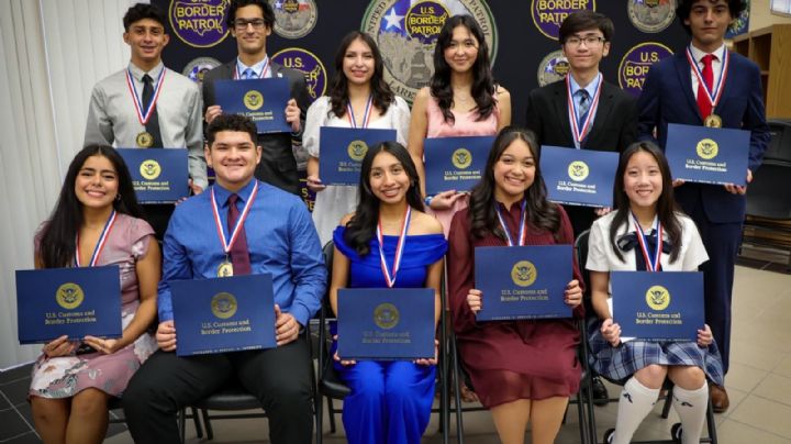 Reconocen a 11 jóvenes por su servicio a la comunidad en Laredo