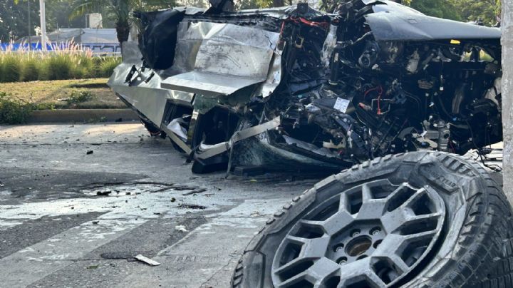 Cybertruck choca, vuelca y acaba destrozada; 3 tripulantes prensados y una joven grave