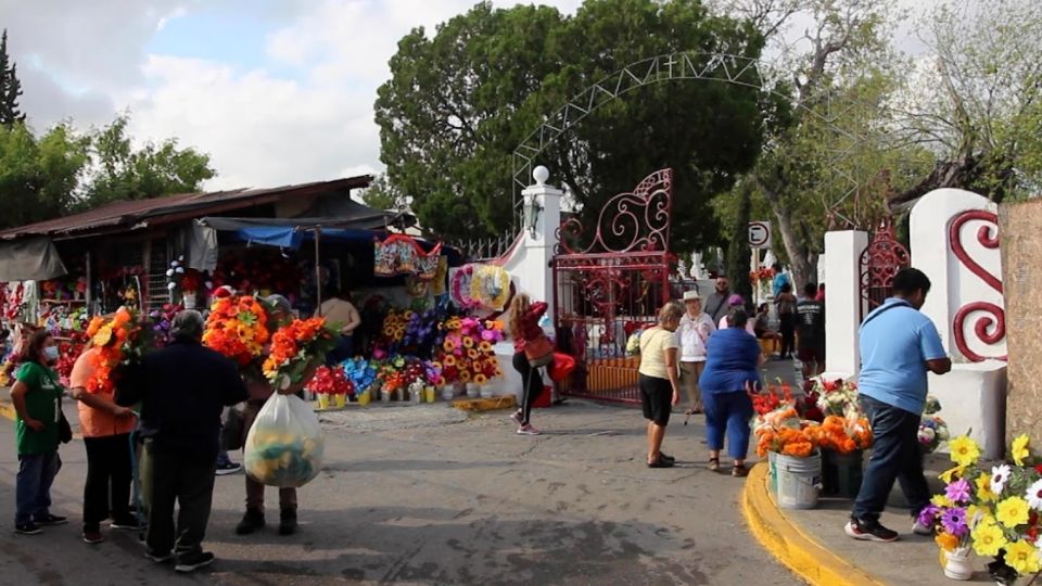 El Panteón Municipal Antiguo abrió desde temprano; cientos han llegado a limpiar tumbas.