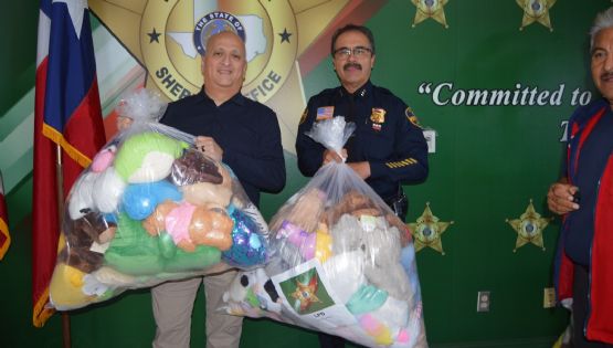 Recibe policía de Laredo juguetes del Sheriff del Condado de Webb para niños vulnerables