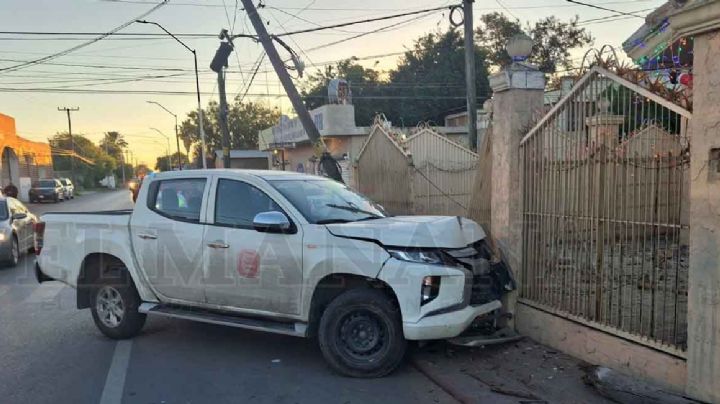 Estrella coche de su empresa en poste de Telmex y barandal de una casa; andaba tomado