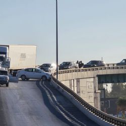 Choque entre tráiler y auto en el 'Puente de Los Aguacates' paraliza tráfico; cierran vialidad