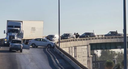 Choque entre tráiler y auto en el 'Puente de Los Aguacates' paraliza tráfico; cierran vialidad