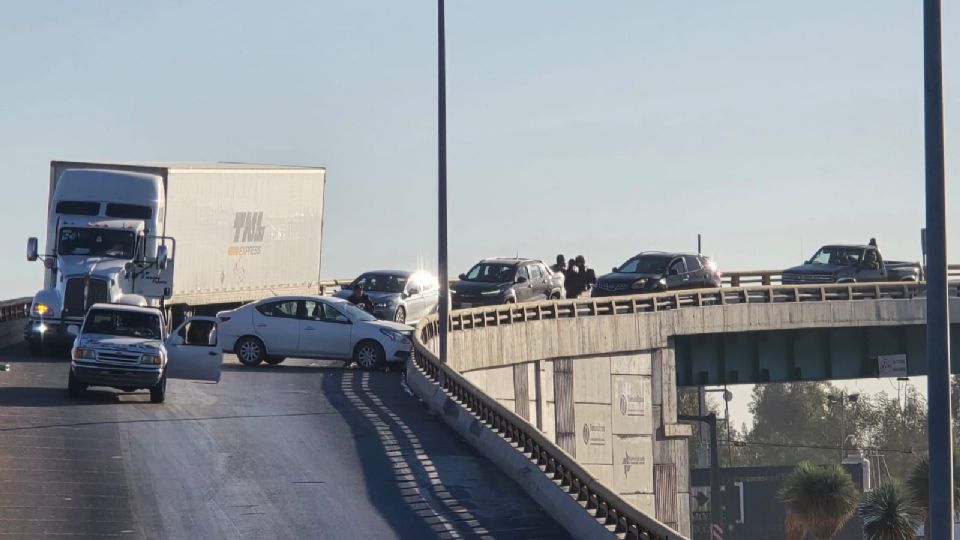 El tráfico está detenido, pues el choque obstruye el paso.