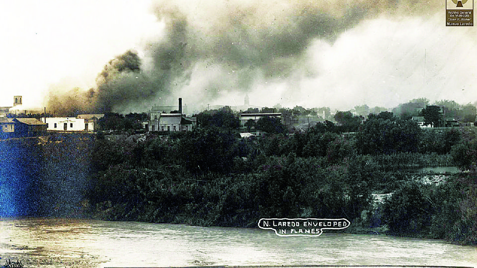 Vista desde Laredo, Texas, del incendio de Nuevo Laredo, Tamaulipas el 24 de abril de 1914.