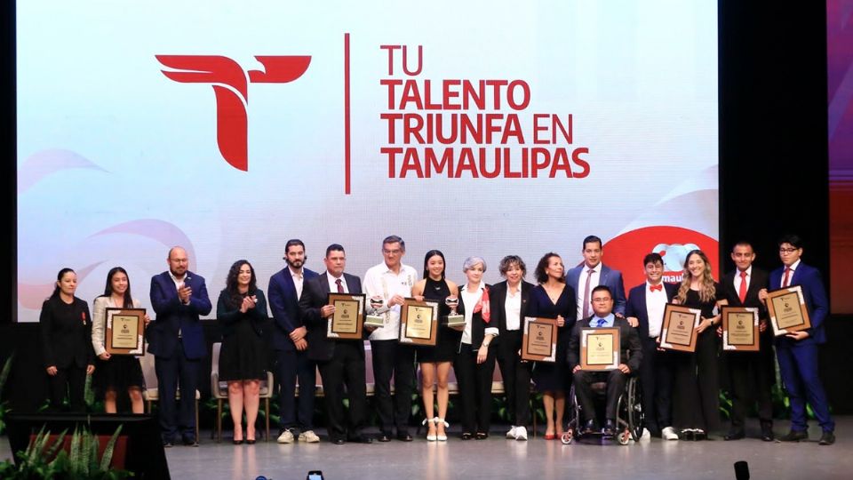 Américo Vaillarreal con los jóvenes premiados.