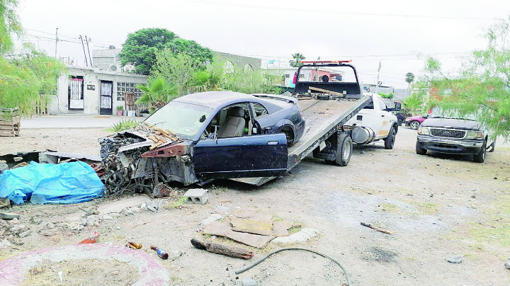 Van por vehículos chatarra de calles en Nuevo Laredo