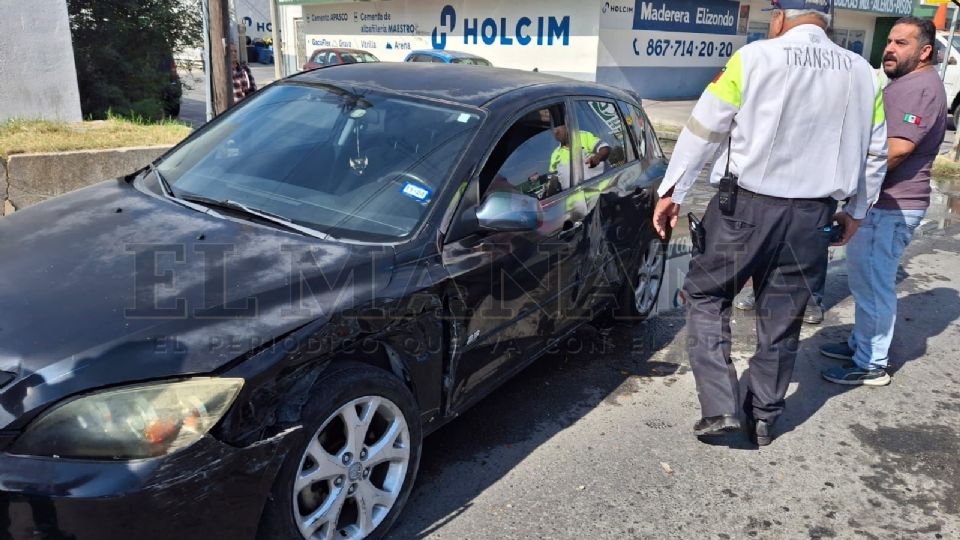 Agentes de tránsito acudieron al lugar de los hechos.