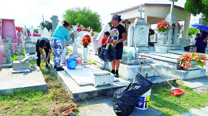 Reviven panteones en Día de Muertos en Nuevo Laredo