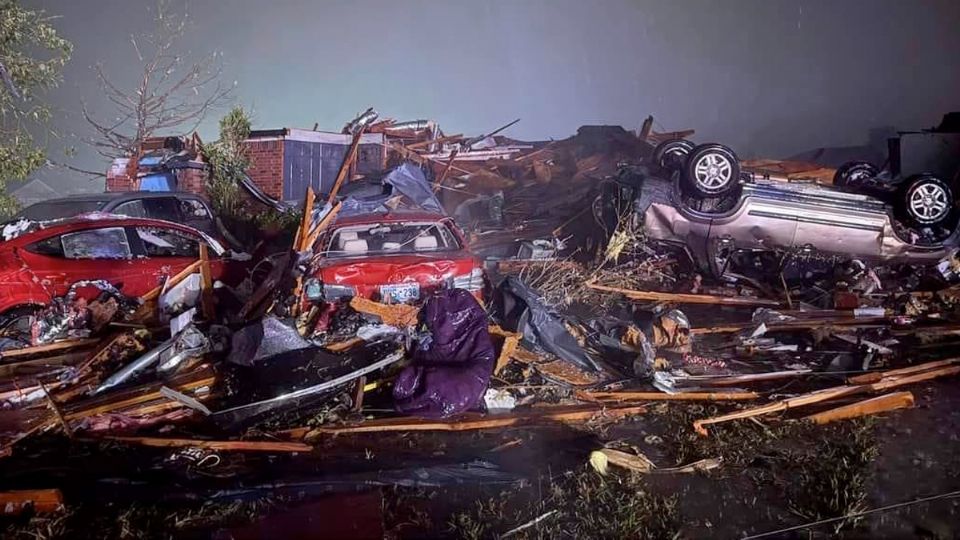 Casa y autos fueron destruidos.